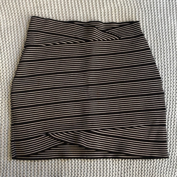 Like New BCBG Alisa Bodycon Miniskirt - Picture 3 of 8